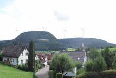 Oberer Berg mit Windrädern